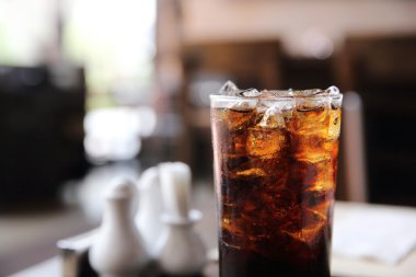 Ahşap arka plan üzerinde içme cola