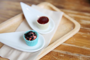 beyaz çikolata çilek sosu ile