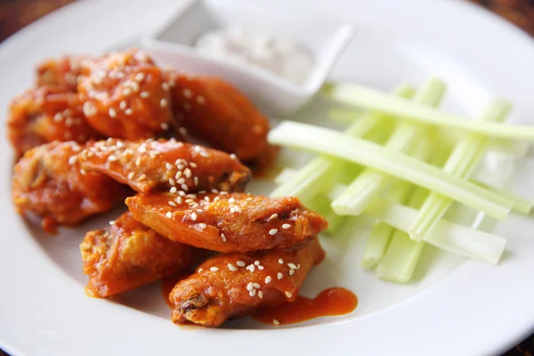 Ailes de buffle poulet frit avec sauce épicée — Photo