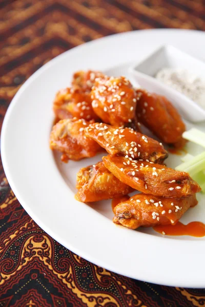 Ailes de buffle poulet frit avec sauce épicée — Photo