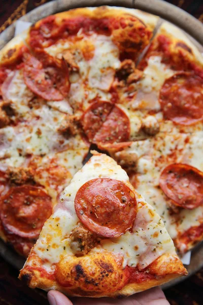Peperoni pizza op houten — Stockfoto
