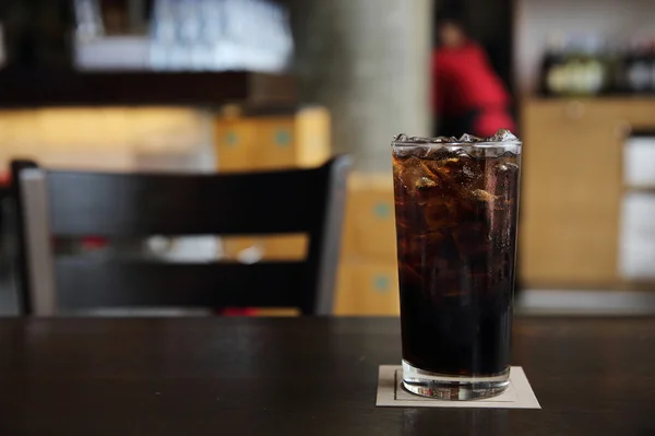 Cola drinken op houten achtergrond — Stockfoto