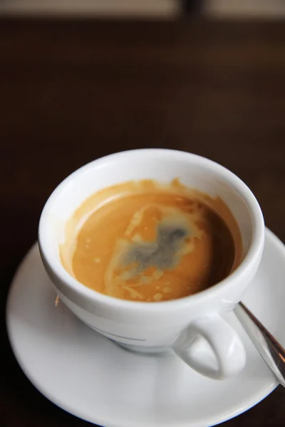 Schwarzer Kaffee auf Holz Hintergrund im Café — Stockfoto