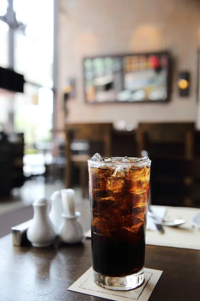 Cola drickande på trä bakgrund — Stockfoto