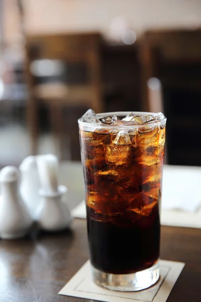 Cola drickande på trä bakgrund — Stockfoto