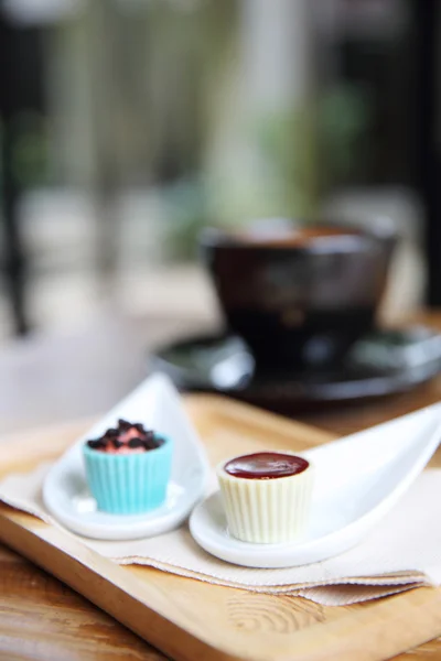 Witte chocolade met aardbei saus — Stockfoto