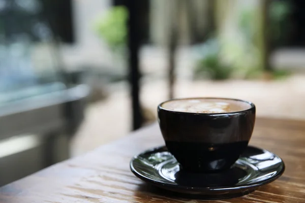 Кофе капучино на деревянном фоне — стоковое фото