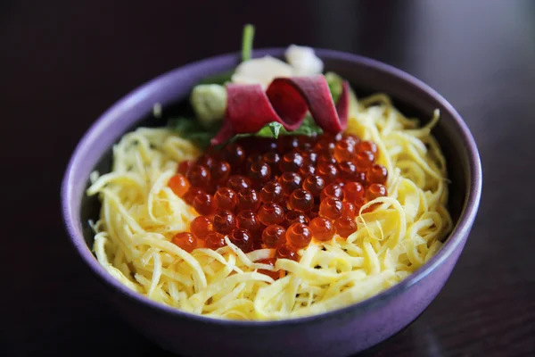 Ikura don caviar pe orez mâncare japoneză — Fotografie, imagine de stoc