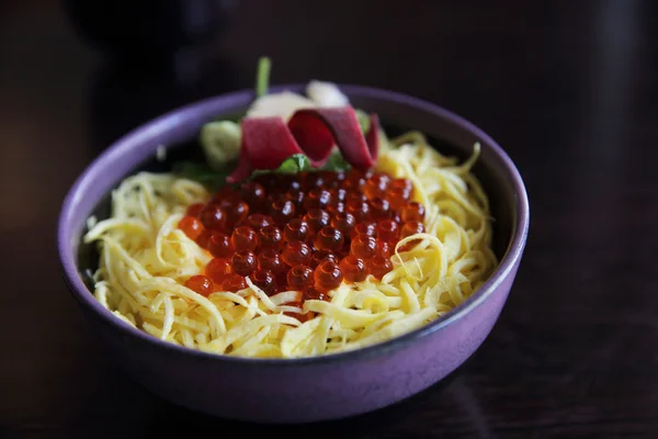 Ikura don caviar pe orez mâncare japoneză — Fotografie, imagine de stoc