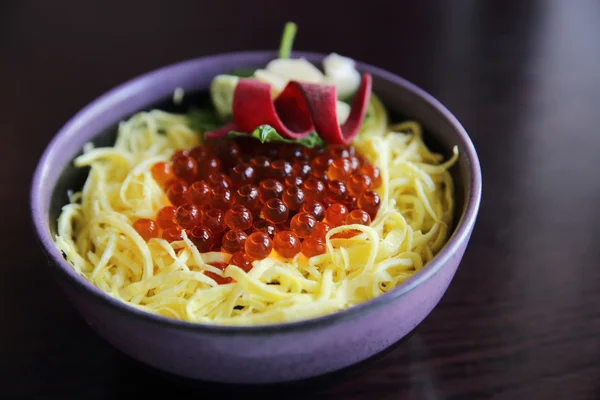 Икра икры на рис японской кухни — стоковое фото