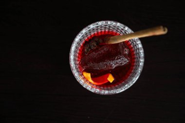 Bar tezgahında buzlu pembe kokteyl bardağı.