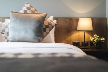 siyah ve gri modern yatak odası iç mimarisi 