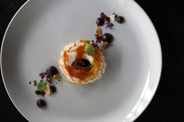 Çilek soslu çikolatalı pasta ve süslemeli badem.