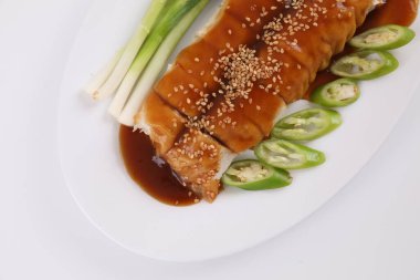 Yumurtalı dürüm olarak da bilinen yerel Tayland yemekleri beyaz arka planda izole edilmiştir.