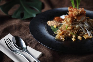 Tayland lokantası Tayland yemeği karidesli kızarmış şehriye.