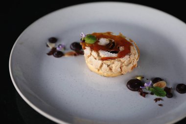 Çilek soslu çikolatalı pasta ve süslemeli badem.