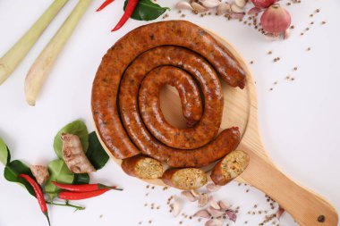 Kuzey Tayland yemekleri, Kuzey Tayland baharatlı sosisleri beyaz arka planda izole edilmiş sokak yemekleri.