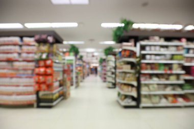 Yeni normal sosyal uzaklıktaki bulanık arkaplan içindeki süper market