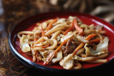 Japon yemeği kızartılmış erişte Yakisoba. 