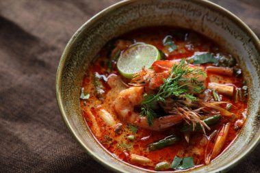 Tom Yum çorbası, Tayland geleneksel baharatlı karides çorbası. 