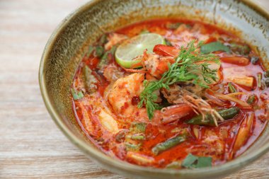Tom Yum çorbası, Tayland geleneksel baharatlı karides çorbası. 