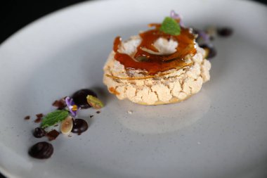 Çilek soslu çikolatalı pasta ve süslemeli badem.