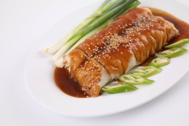 Yumurtalı dürüm olarak da bilinen yerel Tayland yemekleri beyaz arka planda izole edilmiştir.