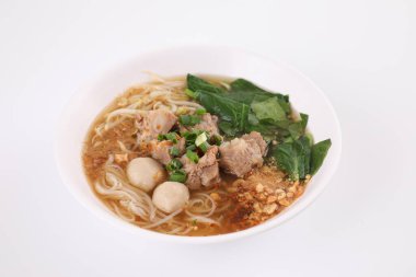 Tayland yemeği, köfteli erişte ve beyaz arka planda izole edilmiş domuz eti.