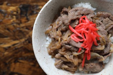 Japon sığır eti kasesi Japon yerel yemeklerine yakın.