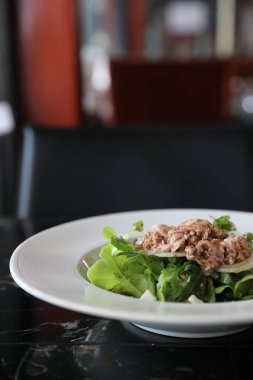 Ahşap arka planda ton balıklı salata aperatifi