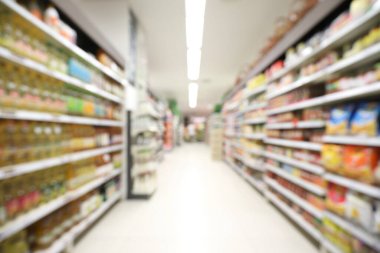 Yeni normal sosyal uzaklıktaki bulanık arkaplan içindeki süper market