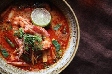 Tom Yum çorbası, Tayland geleneksel baharatlı karides çorbası. 