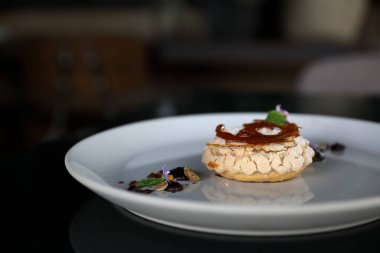 Çilek soslu çikolatalı pasta ve süslemeli badem.