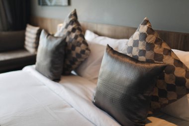 siyah ve gri modern yatak odası iç mimarisi 