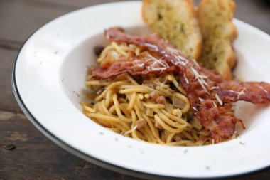 İtalyan restoranında peynirli domuz pastırmalı spagetti carbonara spagetti sosu.