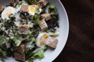 Tahta arka planda sezar salata aperatifi