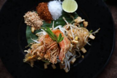 Tayland lokantası Tayland yemeği karidesli kızarmış şehriye.