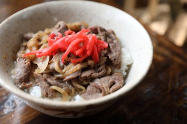 Japon sığır eti kasesi Japon yerel yemeklerine yakın.