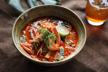 Tom Yum çorbası, Tayland geleneksel baharatlı karides çorbası. 