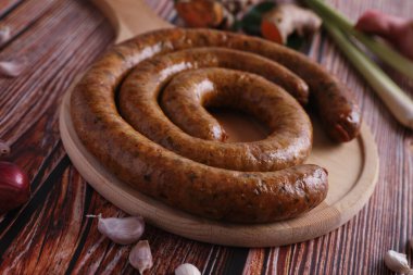 Kuzey Tayland yemekleri, Kuzey Tayland baharatlı sosisleri beyaz arka planda izole edilmiş sokak yemekleri.