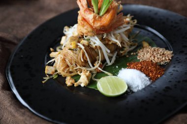 Tayland lokantası Tayland yemeği karidesli kızarmış şehriye.