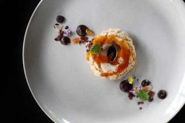 Çilek soslu çikolatalı pasta ve süslemeli badem.