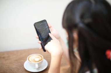 Kafede akıllı telefon kullanan maskeli kadın portresi covid-19 virüs salgını, iş konsepti