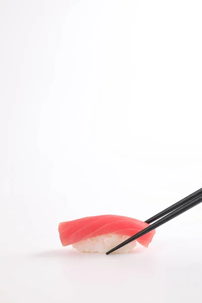 Sushi Atún Con Palillos Comida Japonesa Aislada Fondo Blanco — Foto de Stock
