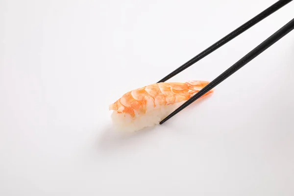 Camarones Sushi Con Palillos Comida Japonesa Aislada Fondo Blanco — Foto de Stock