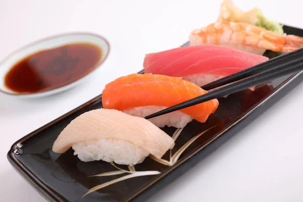 Sushi Set Japanisches Essen Sushi Lachs Thunfisch Garnelen Und Wolfsbarsch — Stockfoto