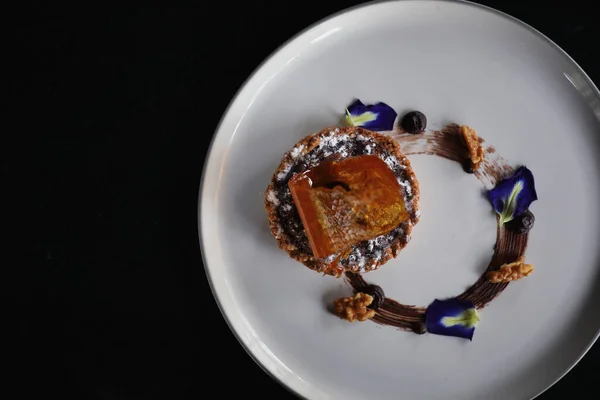 Tarta Postre Chocolate Con Salsa Bayas Almendras Con Decorado —  Fotos de Stock