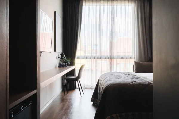 黑色和灰色的现代卧室内部 — 图库照片