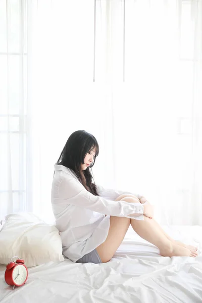 Portrait Belle Fille Asiatique Assis Avec Horloge Chambre Blanche — Photo