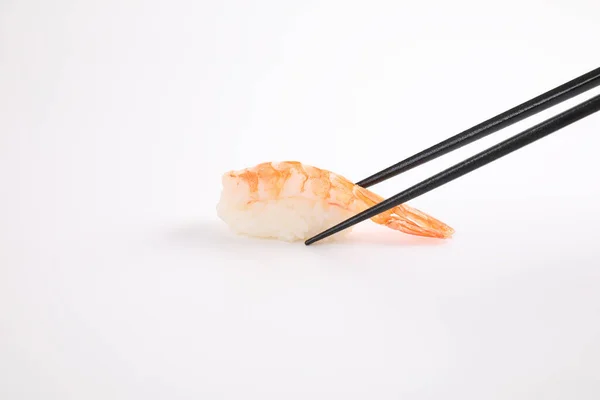 Camarones Sushi Con Palillos Comida Japonesa Aislada Fondo Blanco — Foto de Stock